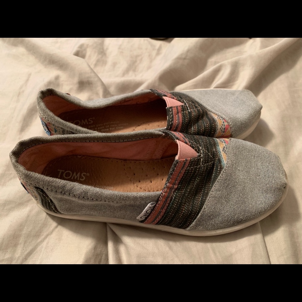 Girls toms shoes